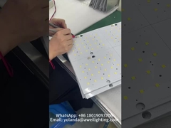 Proceso de instalación del chip y lente de luz solar para jardines.