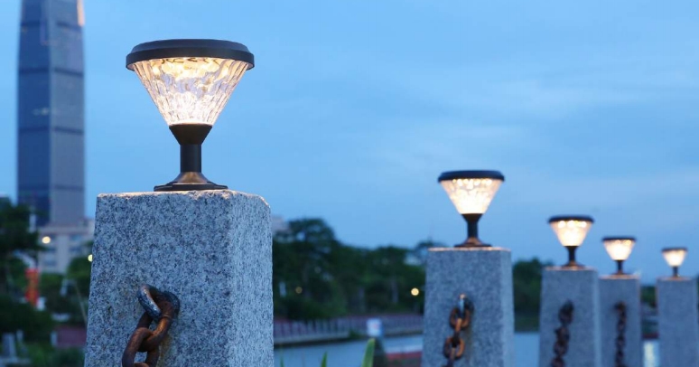 Últimos blogs de la empresa sobre ¿Cómo mejoran las luces solares de césped con aluminio fundido en el exterior en todo el mundo?