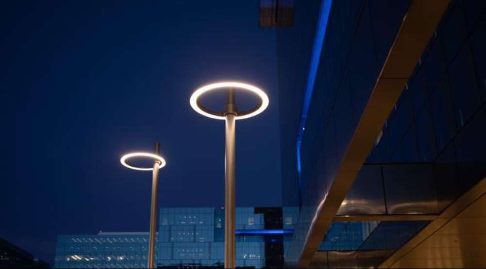 Últimos blogs de la empresa sobre La luz LED para jardín AG033 aporta diseño moderno y eficiencia energética a los espacios urbanos
